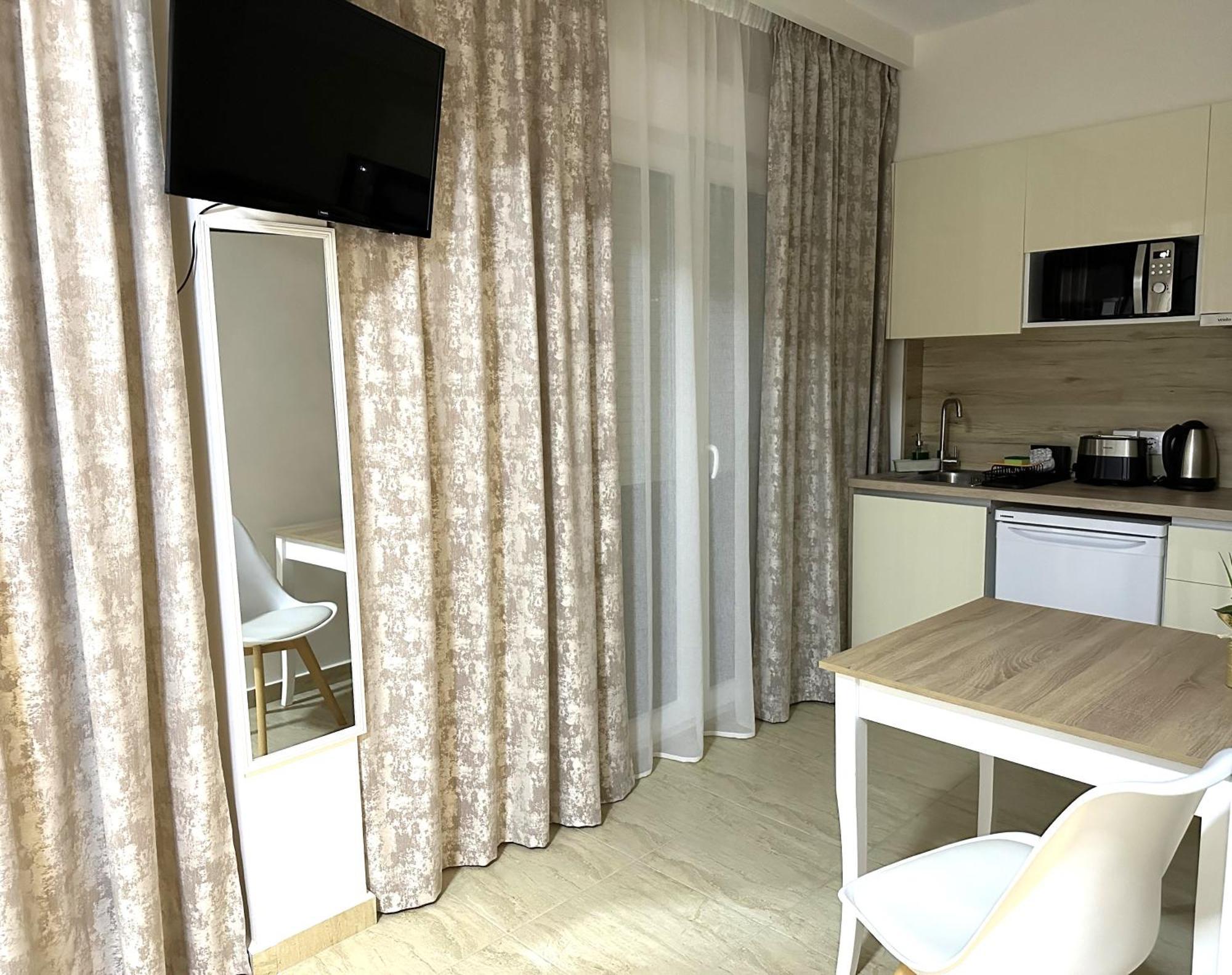 Navarino Luxe Suites Peraia  Ngoại thất bức ảnh