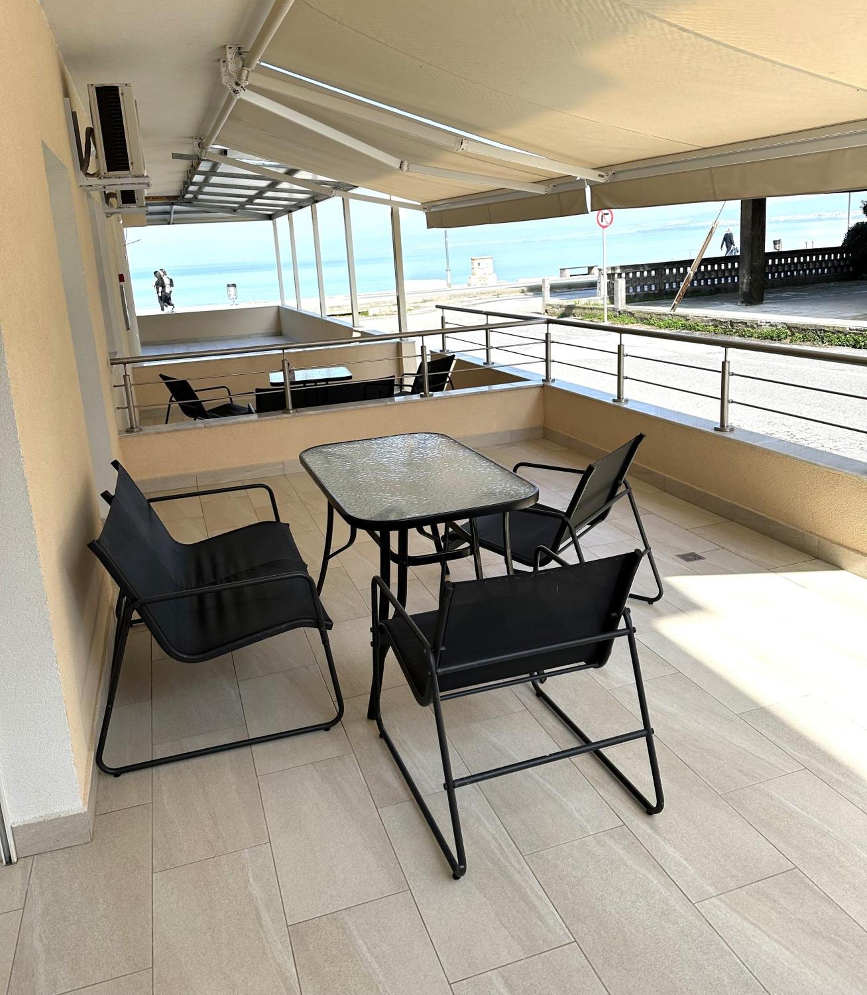 Navarino Luxe Suites Peraia  Ngoại thất bức ảnh