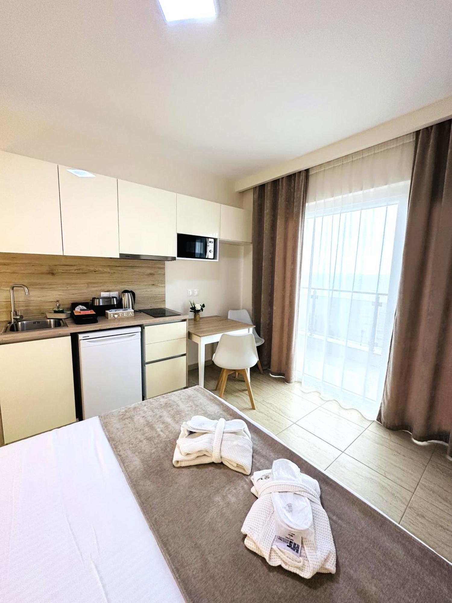 Navarino Luxe Suites Peraia  Ngoại thất bức ảnh