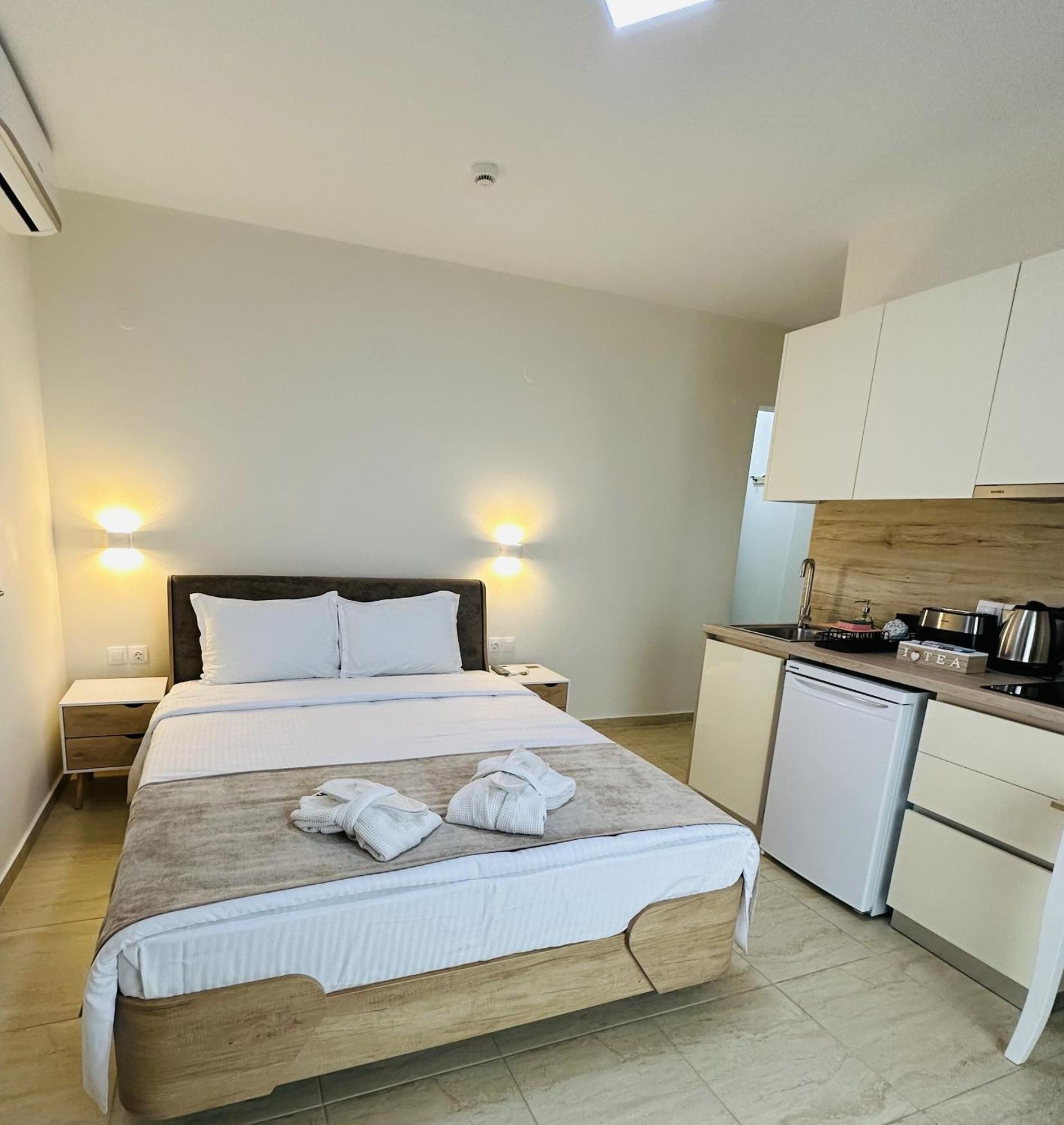Navarino Luxe Suites Peraia  Ngoại thất bức ảnh