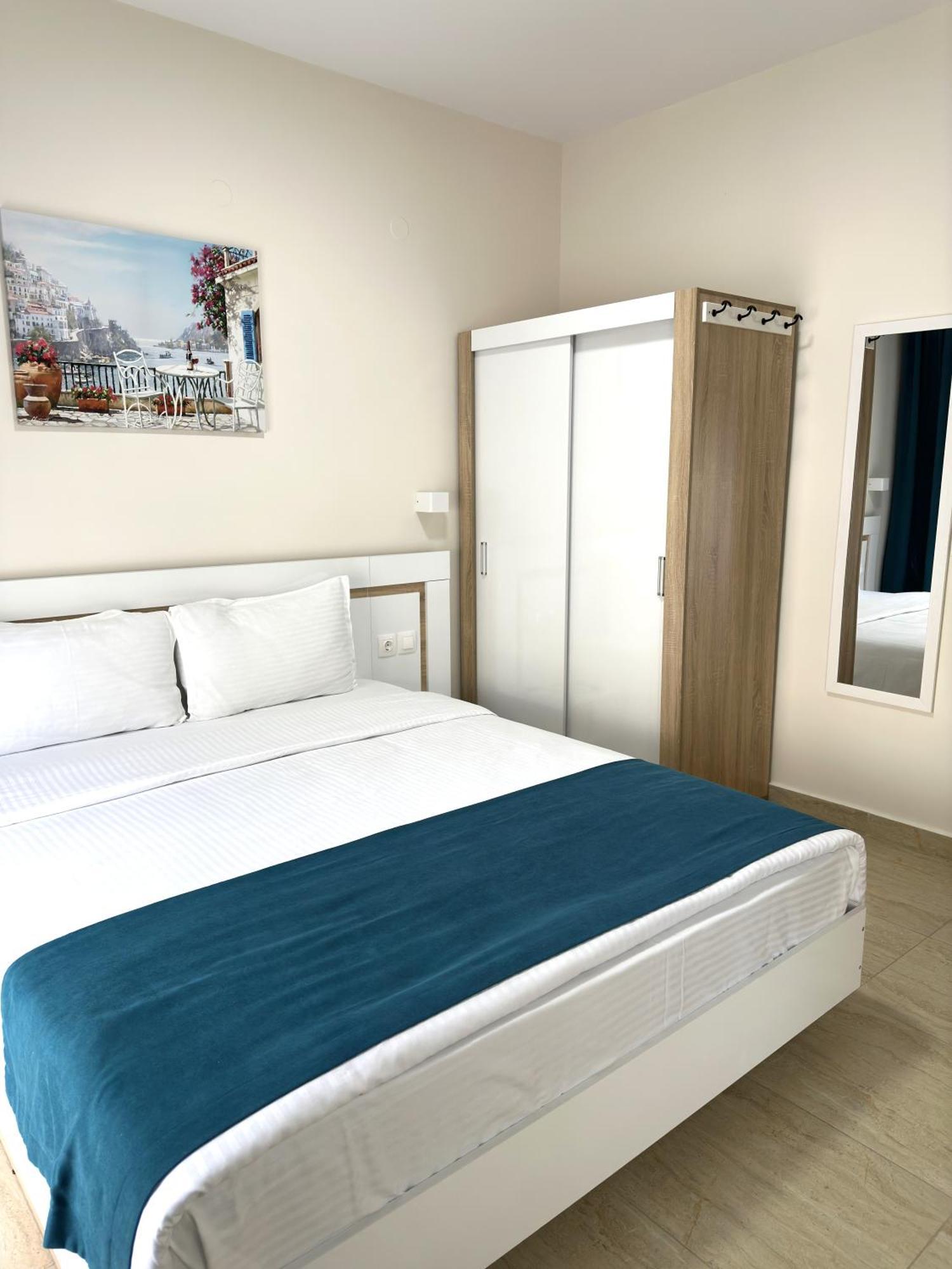 Navarino Luxe Suites Peraia  Ngoại thất bức ảnh
