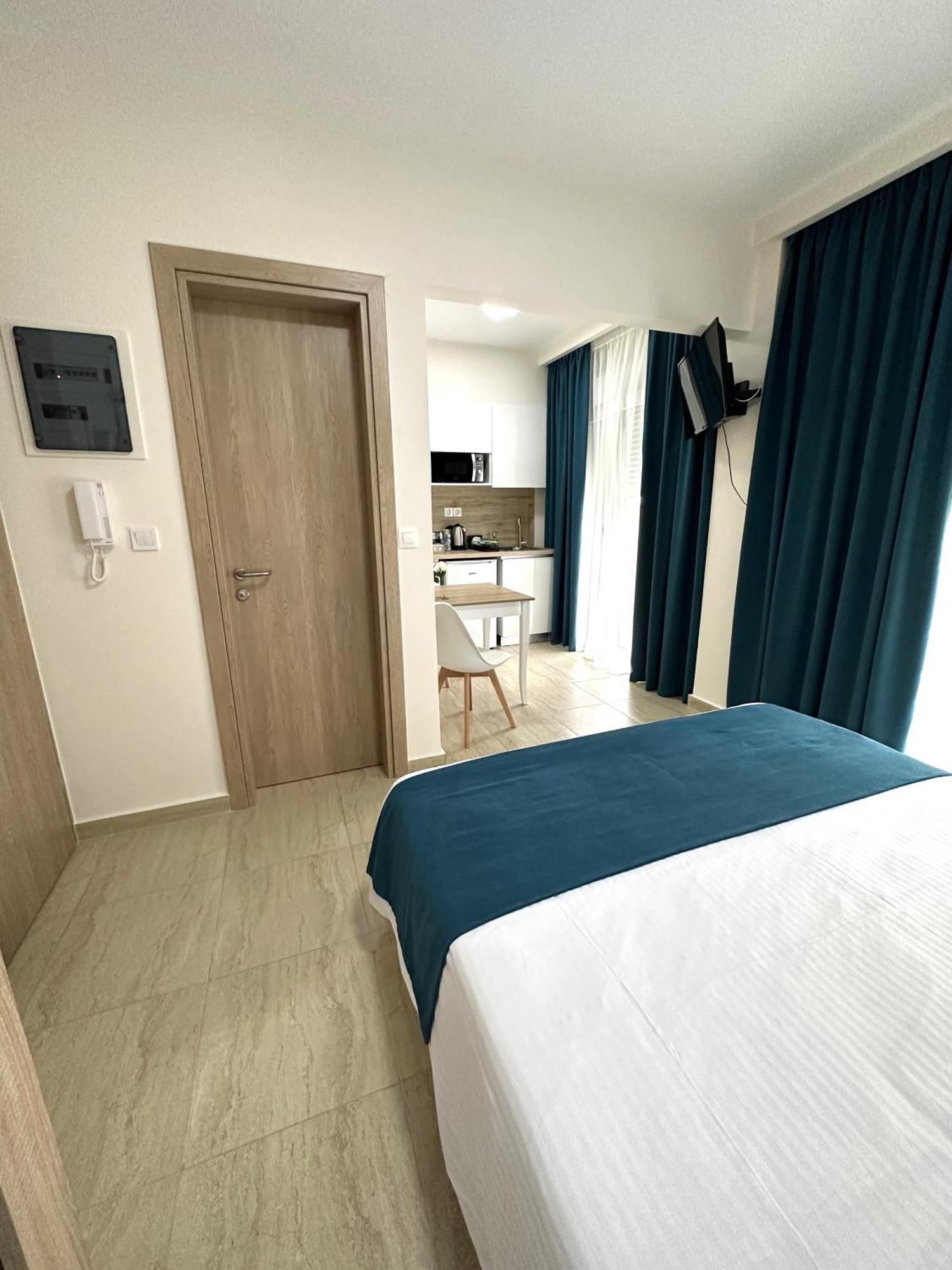Navarino Luxe Suites Peraia  Ngoại thất bức ảnh