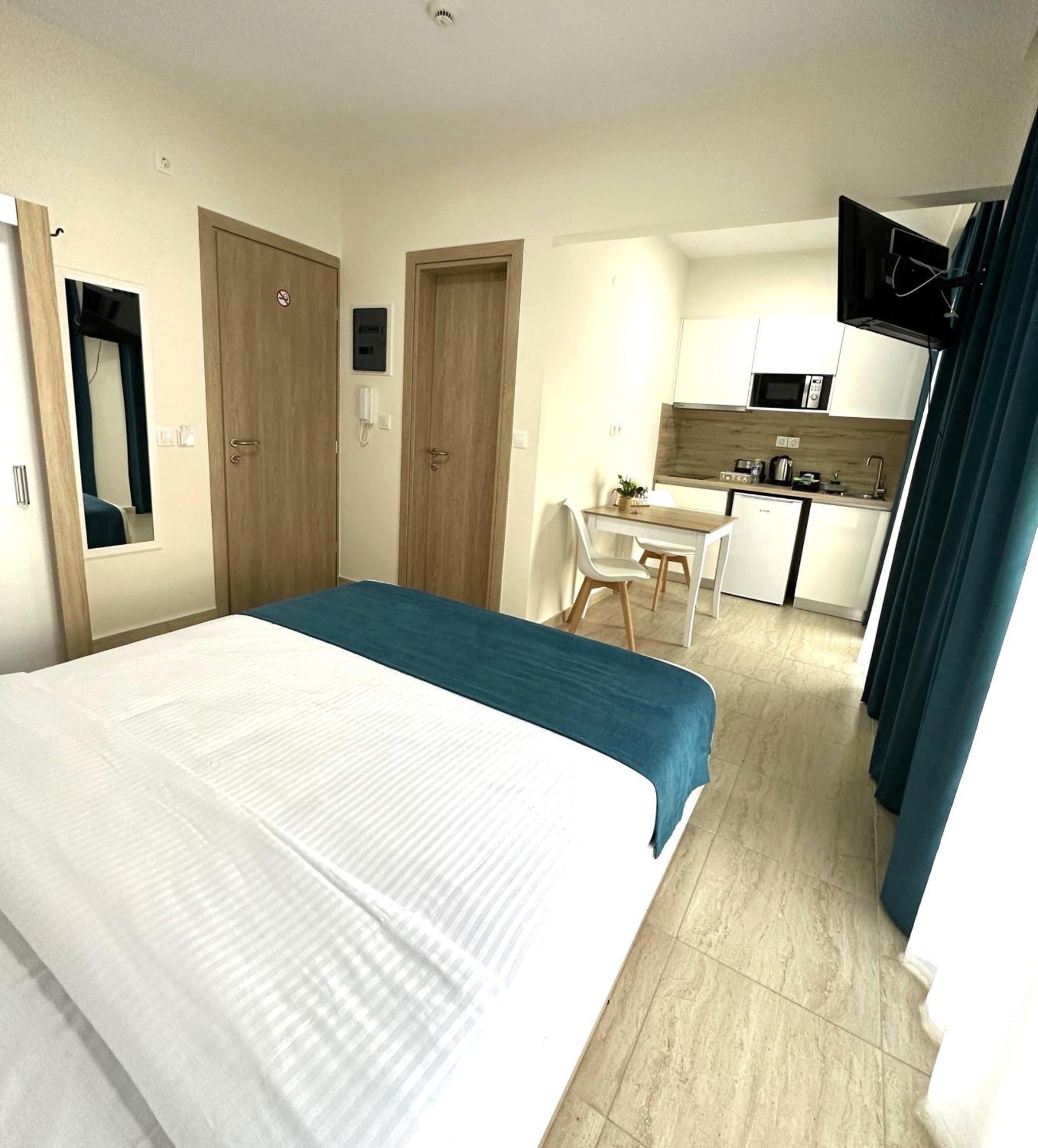Navarino Luxe Suites Peraia  Ngoại thất bức ảnh